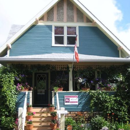 Phoenix House B&B Stettler Esterno foto