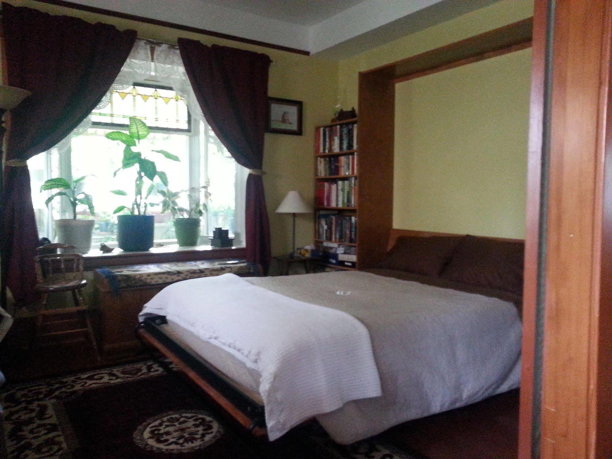 Phoenix House B&B Stettler Esterno foto